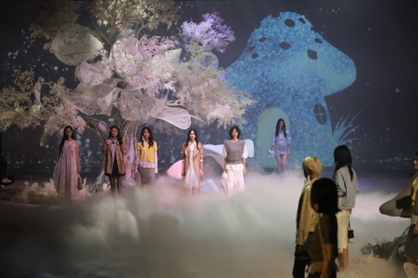 新天地秀场化身织梦奇境，李一桐现身看秀，2026秋冬上海时装周启幕