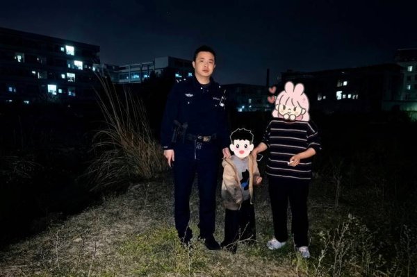 5岁男孩走失被困危险区域，民警小心翼翼将其带离危险地带