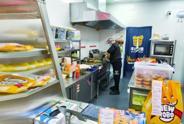 宣称“手工现做”的知名品牌被曝用“预制”牛肉饼！5年门店破3000家，济南有5店