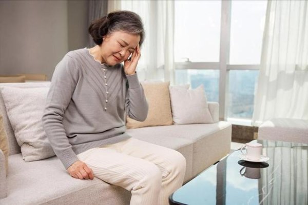 学医后才知道，高血压最危险信号，不是头晕，而是频繁出现4症状