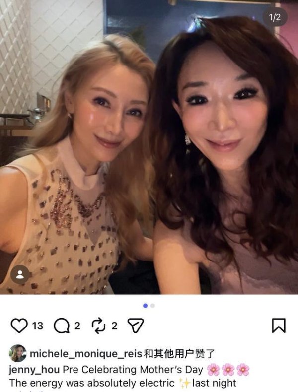 55岁李嘉欣提前庆祝母亲节，穿无袖薄纱身材纤瘦，15岁儿子没现身