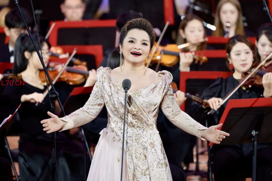 中国音乐学院声乐歌剧系主任、女高音歌唱家吴碧霞演唱《灯火里的中国》配资官网开户安全吗。学校供图