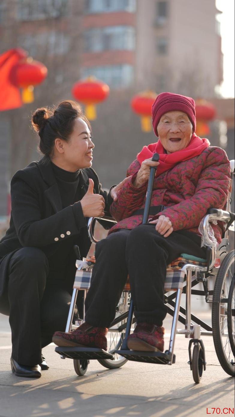 韩玉霞（左一）与老人在一起。 受访人供图