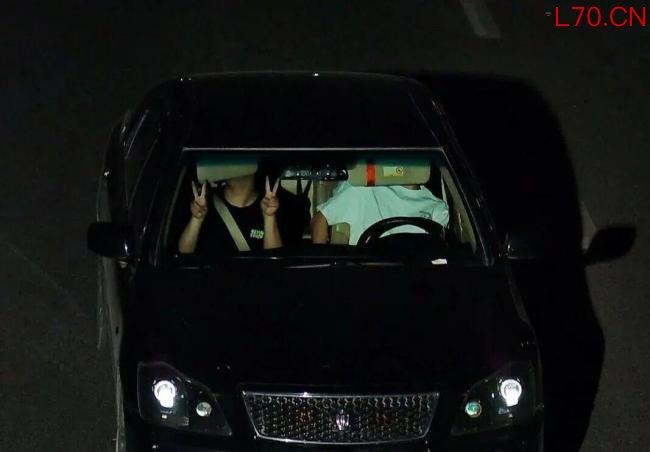 男子逃640元油钱同伴还比耶