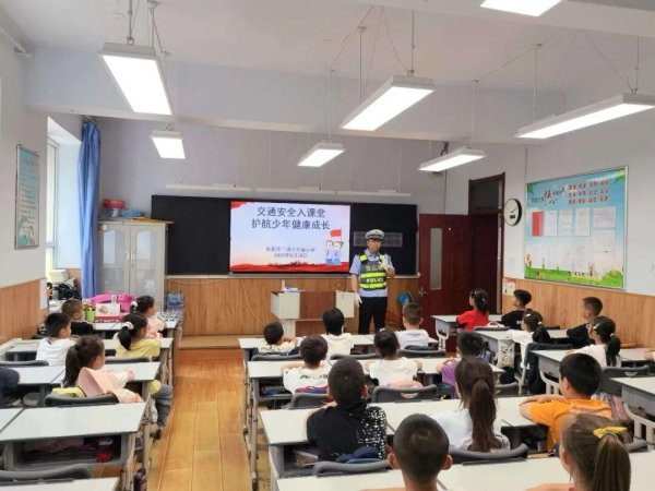 长春交警进校园 上好暑假前的“安全课”