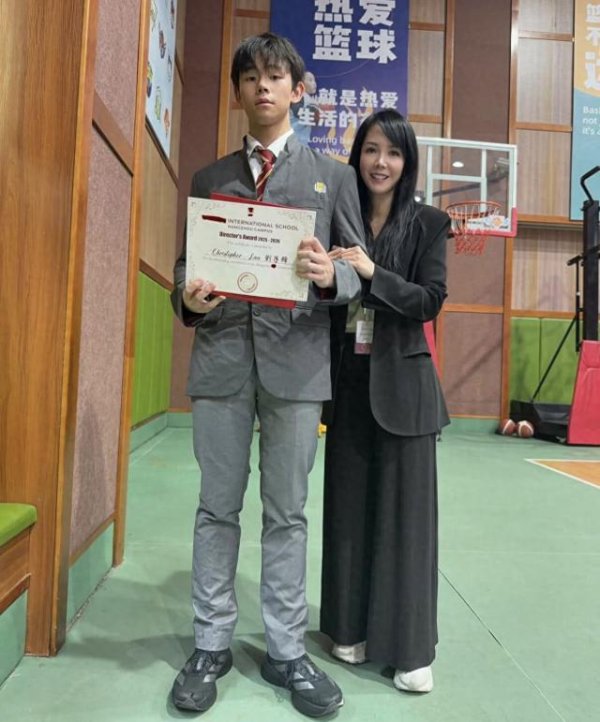 吕丽君16岁儿子近况曝光，读顶级名校年花费40万，刘銮雄负责费用