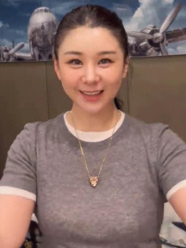 妇女节李小萌晒照, 打扮年轻像16但伴随年龄感, 小儿子好帅像女孩