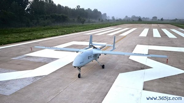 TP200大型多功能长航时无人机首飞